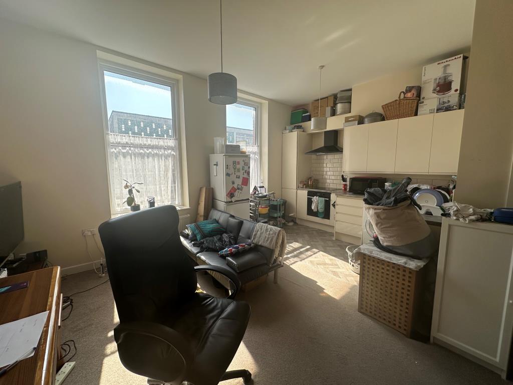 Lot: 84 - MIXED USE INVESTMENT IN TOWN CENTRE - First floor flat living room/kitchen